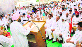 Haryana Finance and Irrigation Minister Harmohinder Singh Chattha addresses a public meeting at Gumthala village.