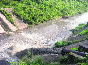 Silt thrown into the Suketi Khad from the Balancing Reservoir in Sundernagar. Photos: 
