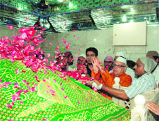 Governor Aziz Qureshi offers a chadar at the Sufi shrine of Peeran Kaliyar, near Roorkee, recently.