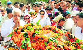 Ministers Satpal Sangwan and Kiran Choudhry and Bhiwani MP Shruti Choudhry pay tributes to Sub-Inspector Satish Kumar of the ITBP before cremation at Dudhwa in Bhiwani on Tuesday.
