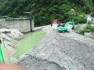  Despite a ban imposed by the Himachal Pradesh High Court and the state government, a JCB machine is being used for dumping muck in the Neugal river, Palampur. 