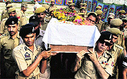 Inspector General of Police Abdul Gani Mir (R) along with other policemen carries the coffin of their colleague Mushtaq Ahmad, who was killed in an encounter with militants in Pulwama on Monday