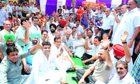 National vice-president of the BJP and former Cabinet minister Laxmi Kanta Chawla, Congress MLA Om Parkash Soni and other Congress and BJP leaders participate in a protest by shopkeepers against government orders to vacate their shops to widen a road in Amritsar on Wednesday
