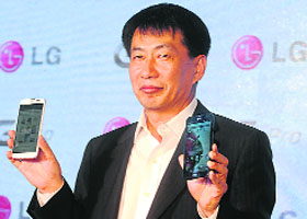 LG Electronics managing director Soon Kwon holds Optimus 'G Pro' smartphones during their launch in New Delhi on Thursday