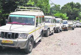 Thousands of taxi operators plying on Char Dham and Hemkunt Sahib routes have been affected due to the suspension of the pilgrimage. Many such vehicles are standing on the Lal Taura Chandi Ghat bridge in Haridwar.