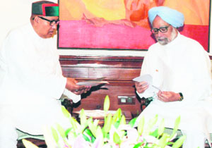 Pauri Garhwal MP Satpal Maharaj meets Prime Minister Manmohan Singh in New Delhi on Thursday.