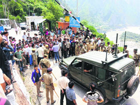 Villagers protest over lack of repair of Talwara-Thanpal road 