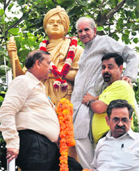 Members of Vivekanand Marg Traders Union pay tribute to Swami Vivekanand on his 111th death anniversary in Jammu on Thursday. 