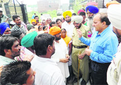 Candidates who lost the panchayat elections protest outside the residence of Jagraon MLA SR Kaler. A Tribune Photograph