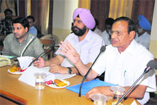 Mayor Baljit Singh Birbehman flanked by municipal commissioner Uma Shankar Gupta.