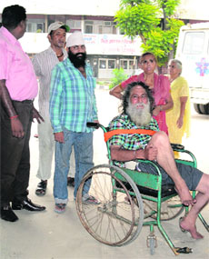 Family members of Gurdial Singh taking him to Rajendra Hospital, Patiala. 