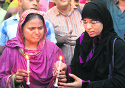 Ishrat Jahan's mother Shamima Kauser and sister Musharrat during a vigil in New Delhi on Saturday.