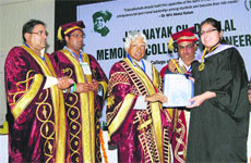 Former President APJ Abdul Kalam awards a degree to a student at JCDM College of Engineering, Sirsa.