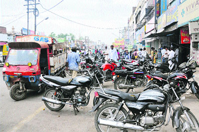 Wrongly parked vehicles in front of eateris on the busy GT road in Karnal. 