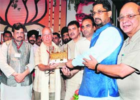BJP leaders present a replica of the Golden Temple to Shanta Kumar (extreme left) in Amritsar on Monday