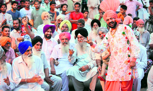 Singer Pammi Bai during the shoot of a Punjabi song, which has the message of preserving Punjabi culture and heritage, at Sunet village in Ludhiana district.