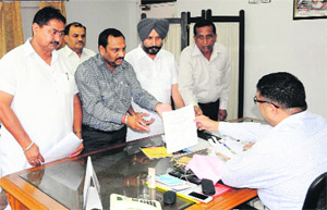 Property dealers submit a memorandum to the Additional Deputy Commissioner in Bathinda on Wednesday.