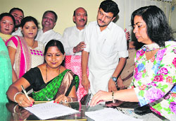 Deputy Commissioner Renu S Phulia (right) looks on as Renu Bala Gupta takes charge as Mayor in Karnal on Wednesday. Tribune photo: Ravi Kumar