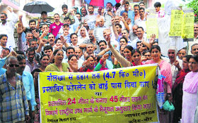 Residents of Naulakha-Dadour protest in front of the SDM office in Sundernagar on Wednesday