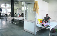 A low wall separates the TB ward and de-addiction-cum-psychiatry ward at the ESI Hospital in Jalandhar.