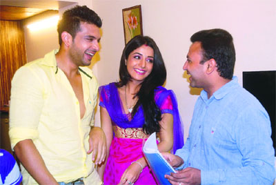 Actors Karan Kundra and Sonia Mann with director Manish Sharma during the shooting of film Mere Yaar Kaminey in Jalandhar.