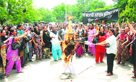 Teachers Complaint: Anganwari teachers burn an effigy of the state government in front of the DC's office in Jalandhar on Wednesday. 