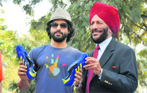   Farhan Akhtar (L) and Milkha Singh