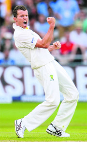 Australia pacer Peter Siddles five-wicket haul gave visitors a headstart on the first day of the opening Ashes Test in Nottingham. 