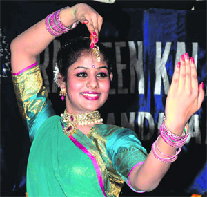 Sri Lankan folk dancer Samadhi Anurangika Kuragodange performs at Pracheen Kala Kendra in Sector 35, Chandigarh, on Thursday.