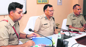 Shriniwas Vashisht, DGP, Haryana, presides over a meeting on crime with district police chiefs in Karnal on Thursday.