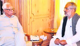 Sculptor Rajender Tiku during a meeting with Governor NN Vohra at the Raj Bhawan