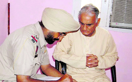 A police official records the statement of NRI Ram Pratap Puri, who tried to self-immolate outside the court of the District and Sessions Judge in Kapurthala on Friday.