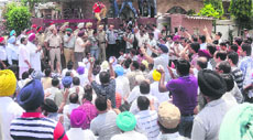 Members of the Colonisers and Dealers Association gherao Punjab Local Bodies Minister Bhagat Chunni Lals residence 