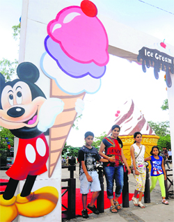 Visitors have fun at Yippie Ice-cream Festival
