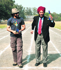 Milkha Singh with Farhan Akhtar. 