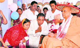 Former Shankaracharya Swami Satyamitranand ji Maharaj gives blessings to devotees at Shri Bhagwati Katha in Haridwar on Sunday.