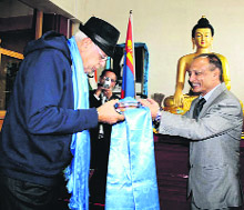 An official of the Pethub monastery at Ulaanbaatar in Mongolia felicitates the Minister for New and Renewable Energy, Farooq Abdullah. 