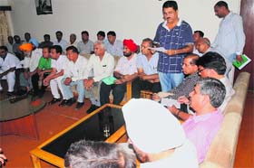 Bathinda (Urban) MLA Sarup Chand Singla meets a delegation of businessmen in the city on Monday