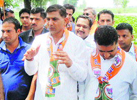 BJP Kurukshetra district president and Saraswati Nadi Shodh Sansthan spokesman Dhumman Singh Kirmach (centre) with BJP workers near Saraswati Bridge, GT road, Pipli. 