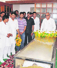 Chief Minister Bhupinder Singh Hooda pays tributes to former minister Tajender Pal Mann in Karnal on Monday.
