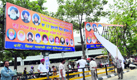 MC tehbazaari wing workers remove illegal political hoardings installed at Ferozepur Road in Ludhiana on Monday.
