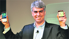 Sunil Lalvani, Managing Director, BlackBerry India, poses with BlackBerry Q5 smartphone at its launch in New Delhi on Tuesday. The phone is priced at 