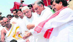 Chief Minister Vijay Bahuguna performs rituals at the Ganga in Haridwar on Tuesday to pray for the peace of the souls of the disaster victims.