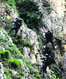 Jawans of the Army from the High Altitude Mountain Warfare School undergo training at Sonamarg  on Tuesday.
