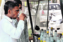 Despite overcast conditions throughout the day, high levels of humidity made the city residents sweat. Commuters had a harrowing time and resorted to cooling themselves with liquids