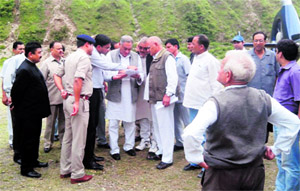 Chief Minister Vijay Bahuguna discusses relief work with officials at Thatyur on Thursday.