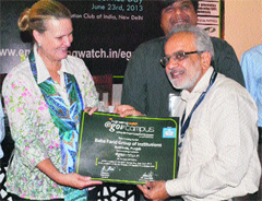 Gurmeet Singh Dhaliwal, chairman, BFGI, receives the e-governance award during a felicitation ceremony held in New Delhi. A Tribune photograph 