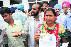 Asha Rani and her husband Virbhan complain against the police laxity in solving the case of their daughter's alleged rape and murder. 