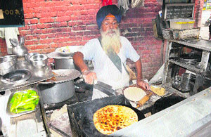 Mohan Singh, popularly known as Giani Paranthe Wala, at work. 