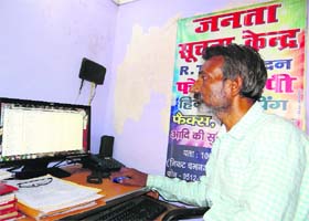 Shankar left the lucrative work of getting peoples driving licence made to be an RTI activist in Kanpur
